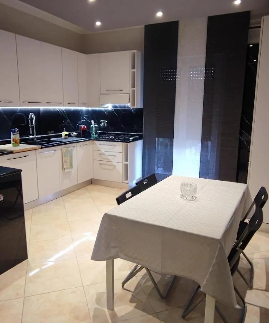 Apartment Sweet Home Rom