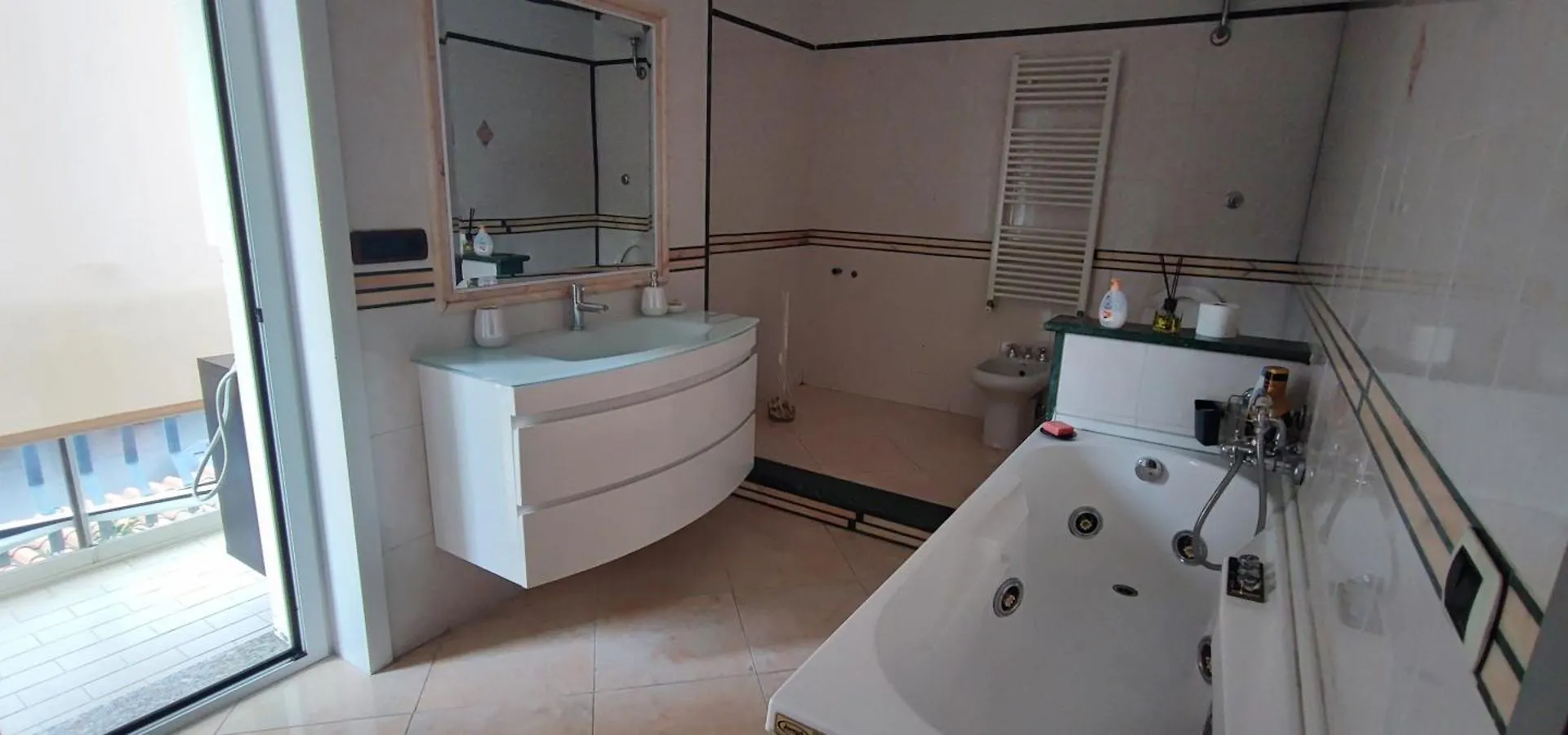Apartment Sweet Home Rom