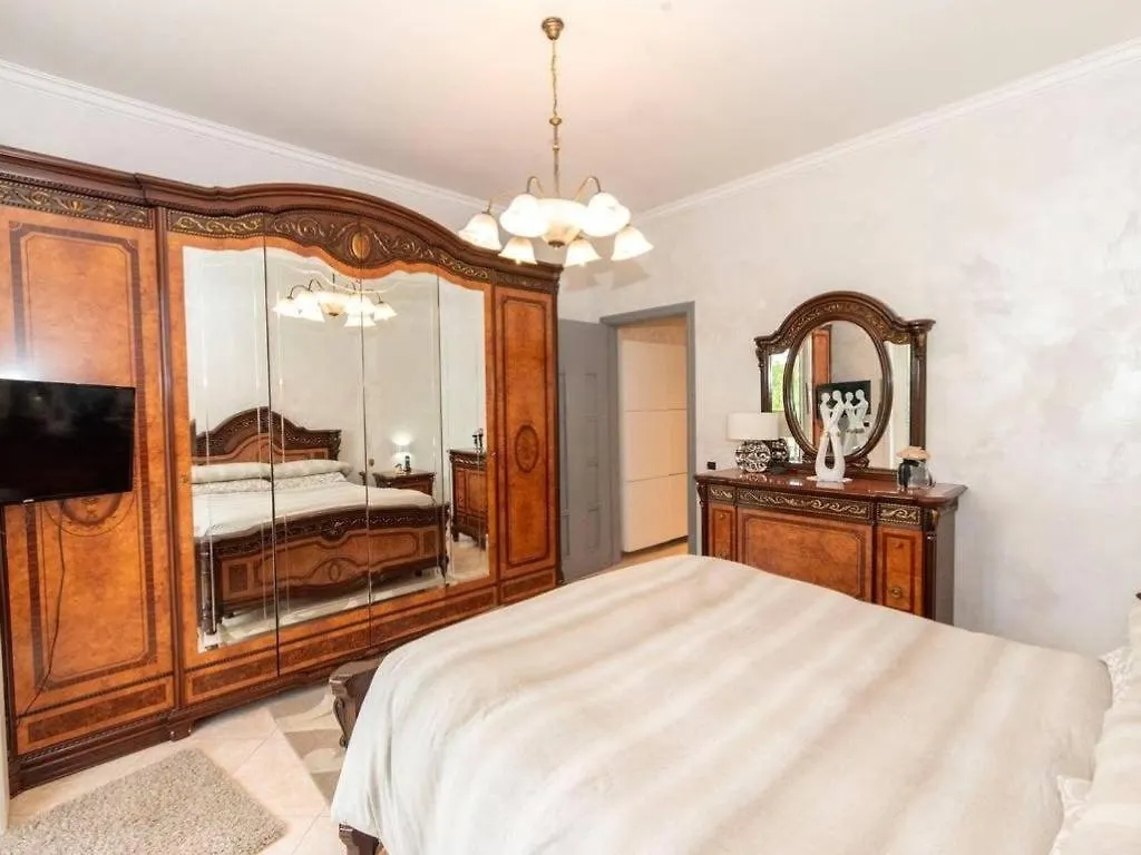 Apartment Sweet Home Rom