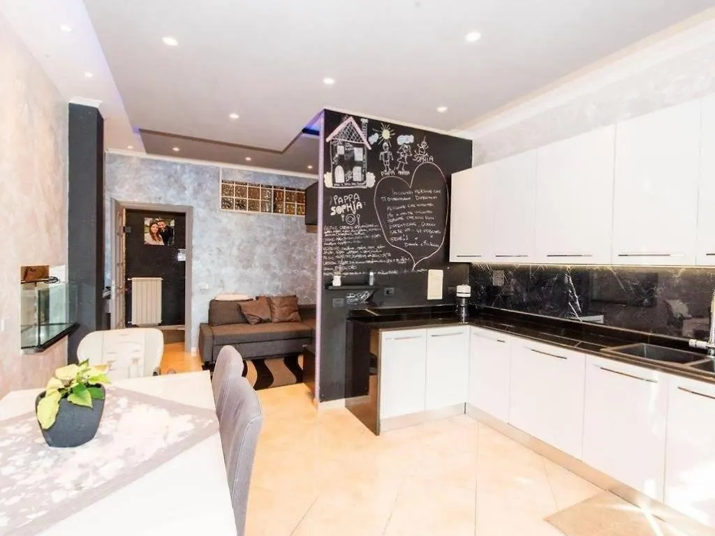 Apartment Sweet Home Rom